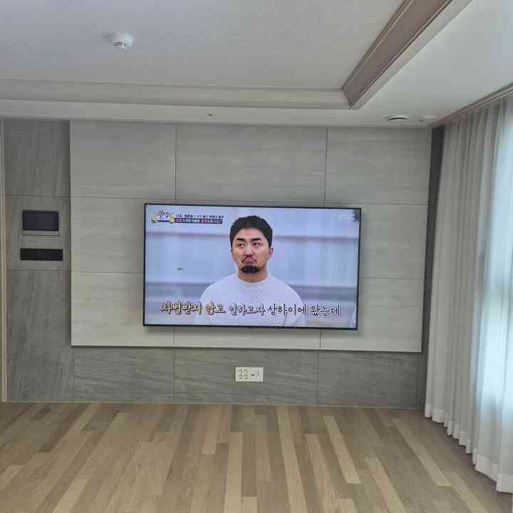 석재 마감 무타공 벽걸이TV