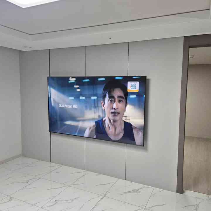 천장 몰딩 주변 무타공 벽걸이TV