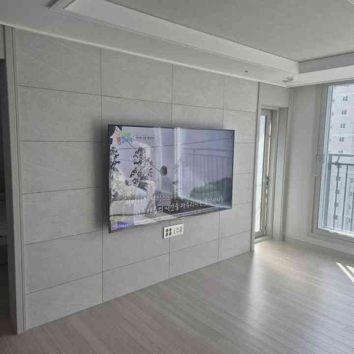 대형 화면 벽걸이TV 설치