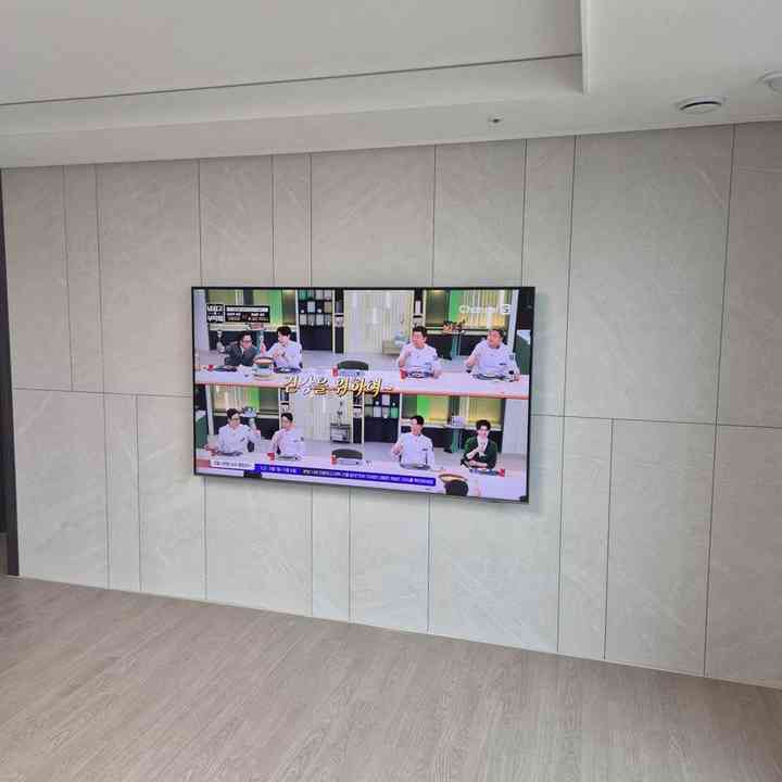콘센트 주변 벽걸이TV 설치