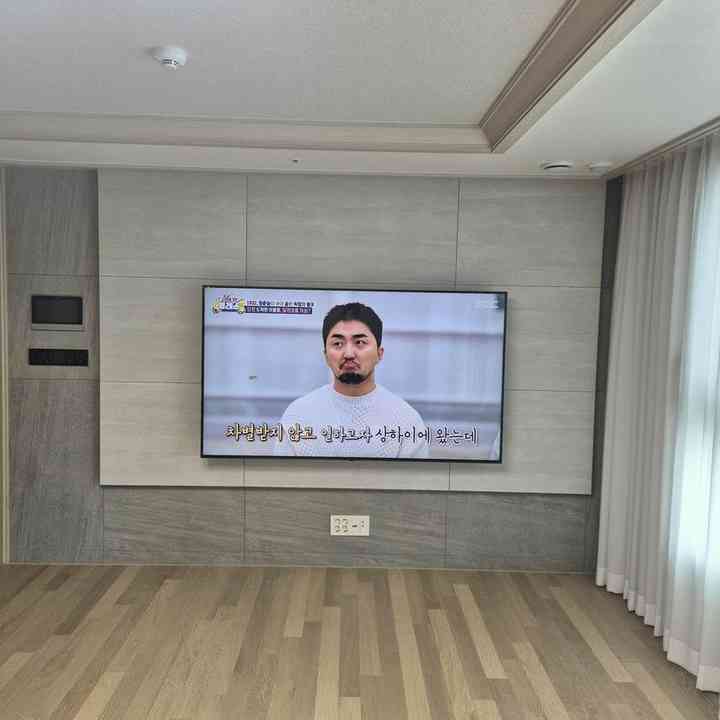 대형 화면 벽걸이TV 설치