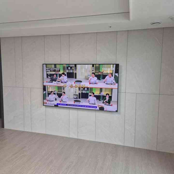 콘센트 주변 무타공 벽걸이TV
