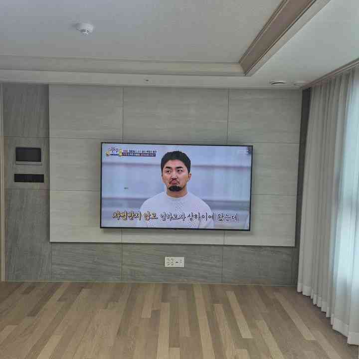 돌출부가 있는 벽 벽걸이TV 설치