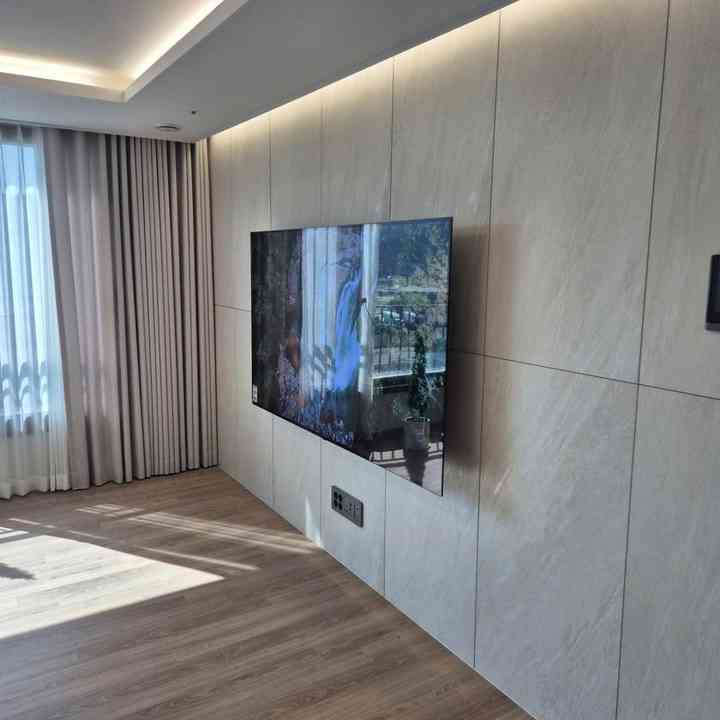 콘센트 주변 벽걸이TV 설치
