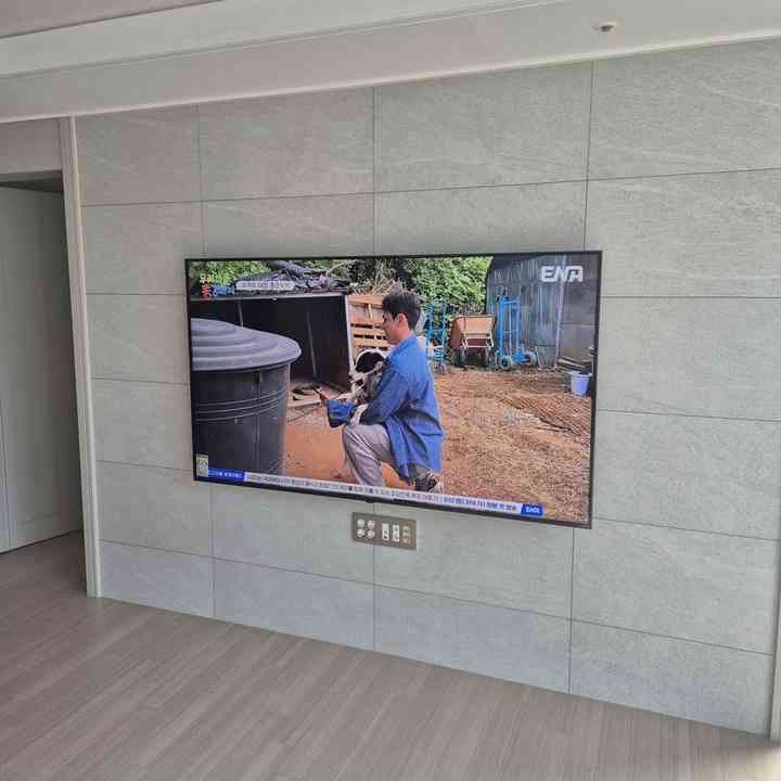 천장 몰딩 주변 무타공 벽걸이TV