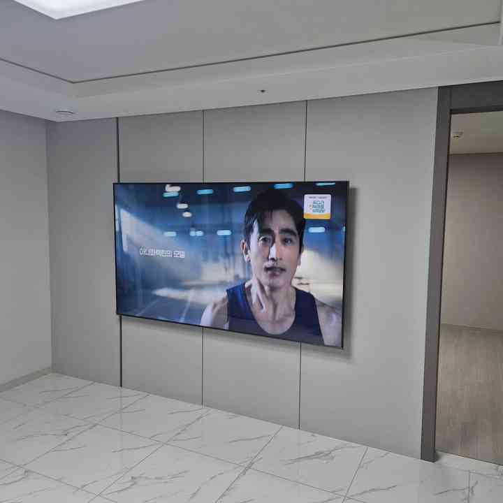 콘센트 주변 벽걸이TV 설치