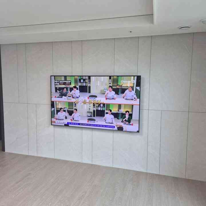 석재 마감 무타공 벽걸이TV