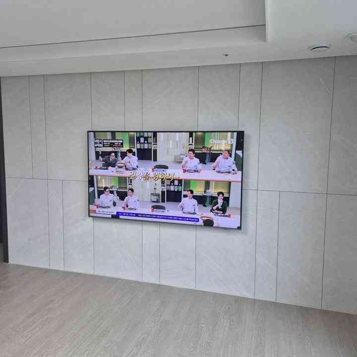 천장 몰딩 주변 벽걸이TV 설치