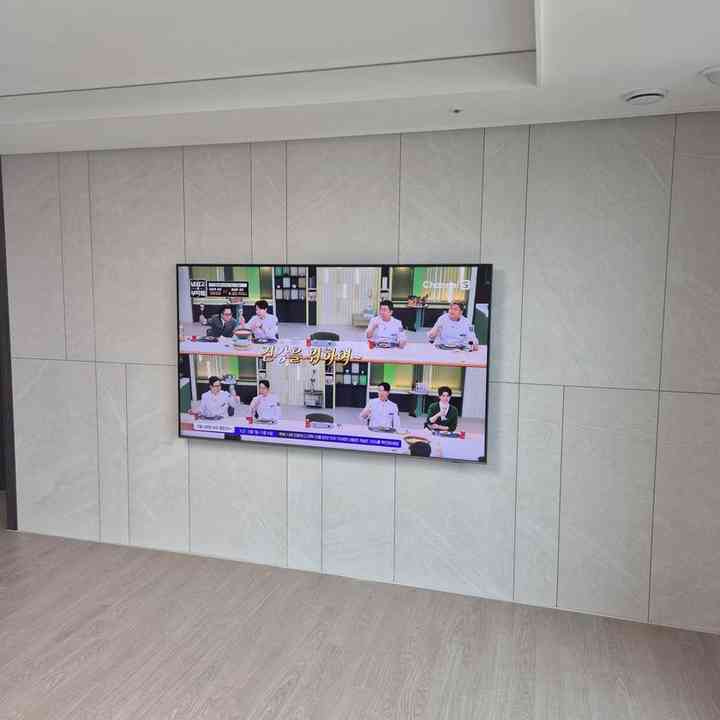 콘센트 주변 벽걸이TV 설치