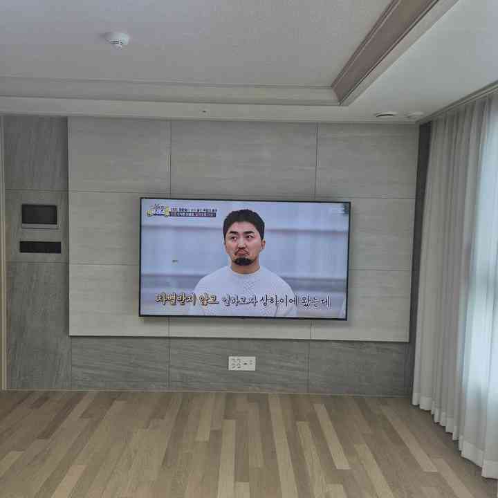 돌출부가 있는 벽 무타공 벽걸이TV