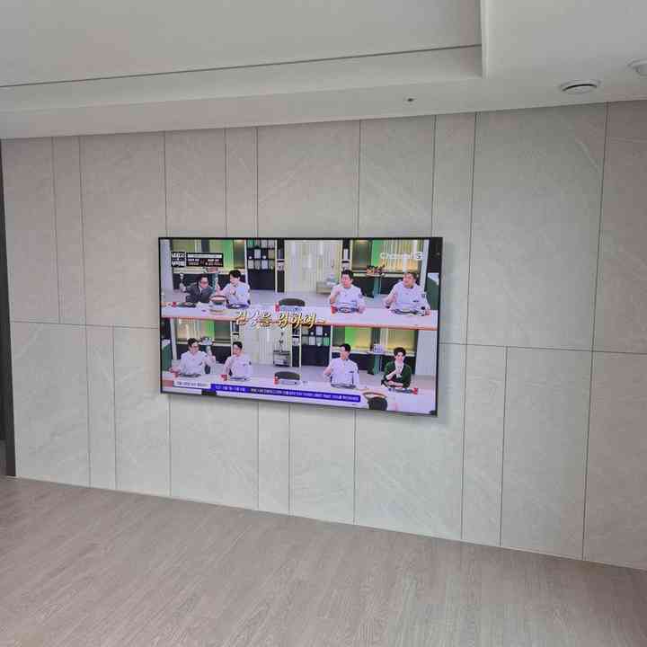 콘센트 주변 무타공 벽걸이TV