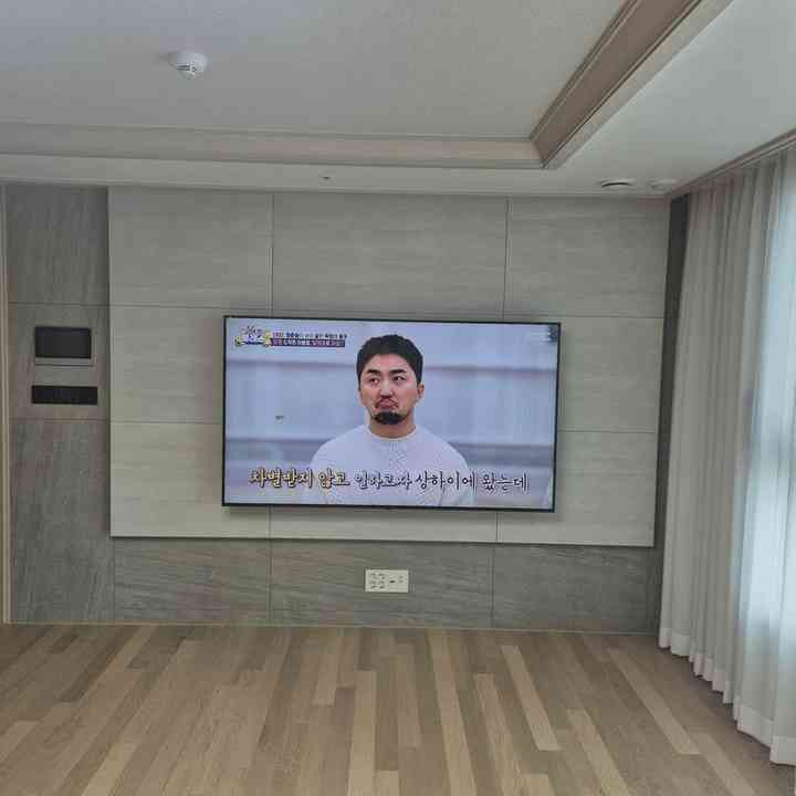 콘센트 주변 무타공 벽걸이TV