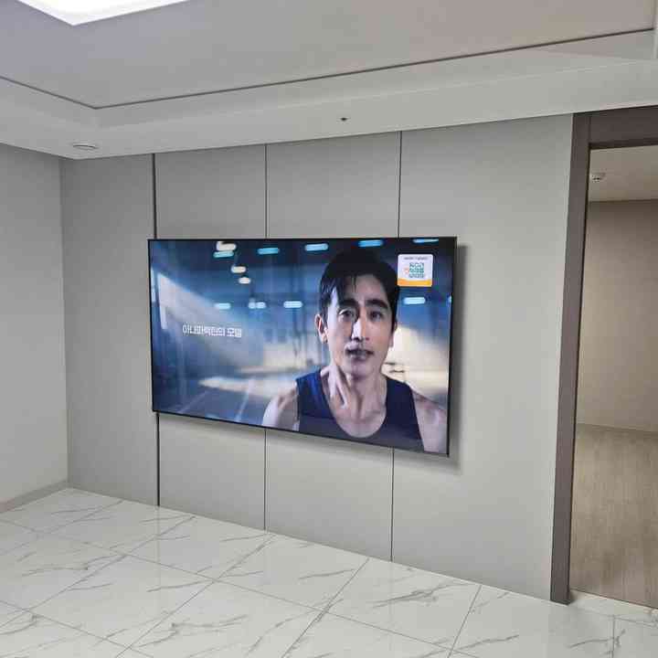 콘센트 주변 벽걸이TV 설치