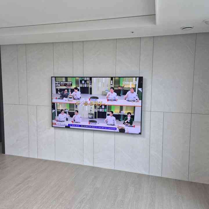 콘센트 주변 벽걸이TV 설치