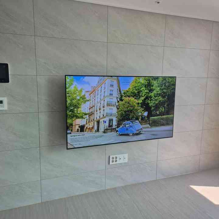 석재 마감 무타공 벽걸이TV