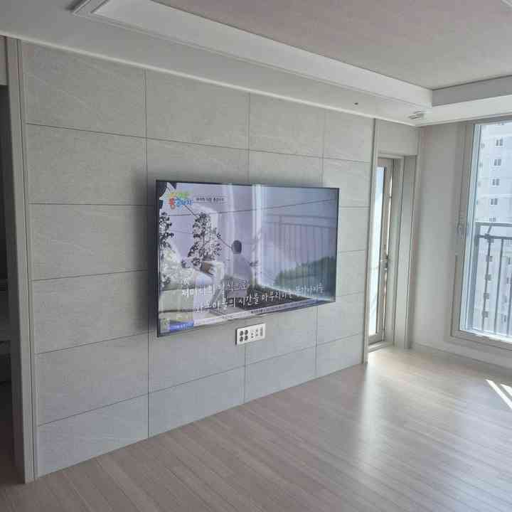 돌출부가 있는 벽 벽걸이TV 설치