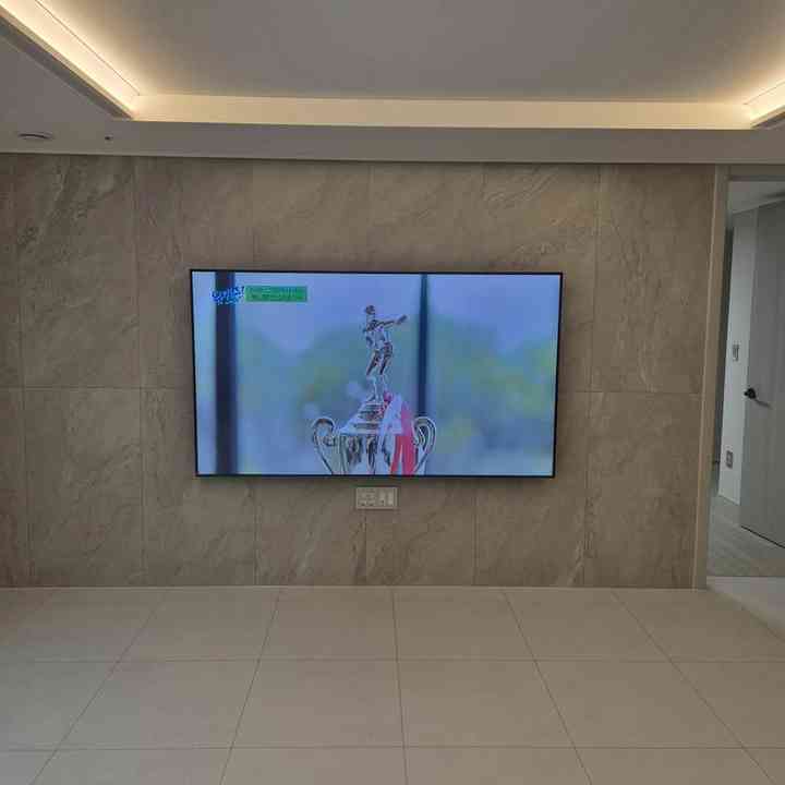 TV장 주변 벽걸이TV 설치