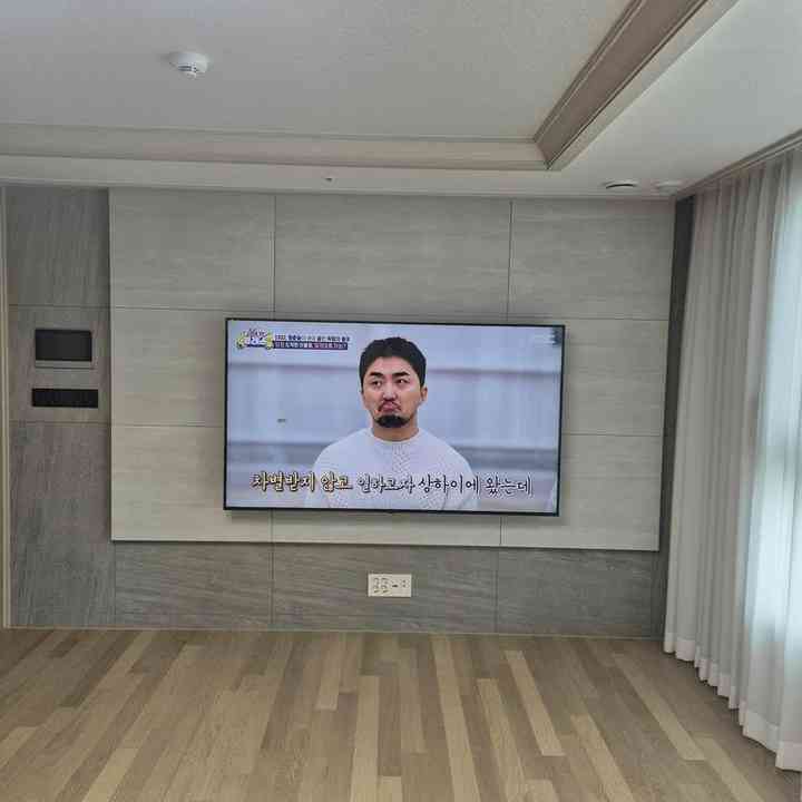 콘센트 주변 벽걸이TV 설치
