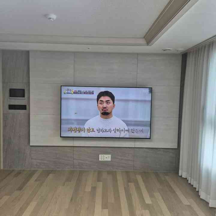 돌출부가 있는 벽 무타공 벽걸이TV