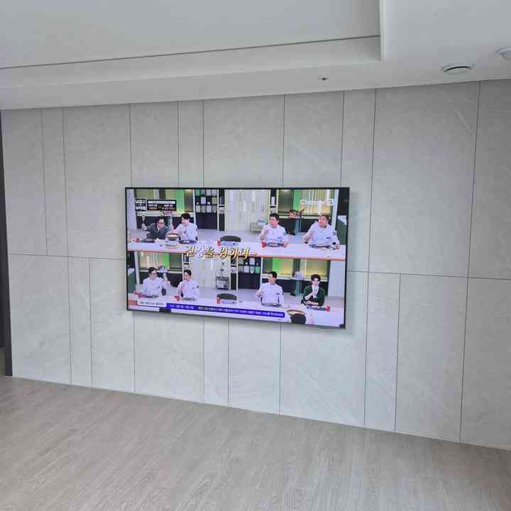 석재 마감 무타공 벽걸이TV