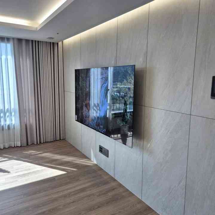 콘센트 주변 벽걸이TV 설치