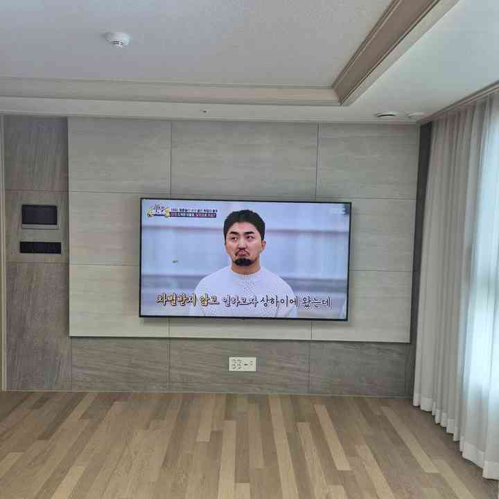 TV장 주변 무타공 벽걸이TV