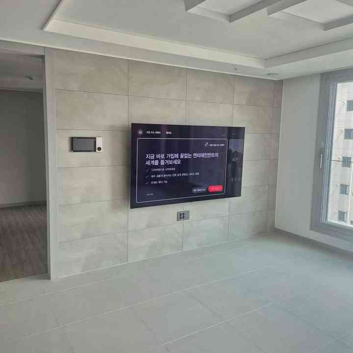 콘센트 주변 벽걸이TV 설치