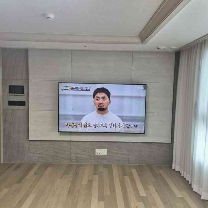 콘센트 주변 벽걸이TV 설치