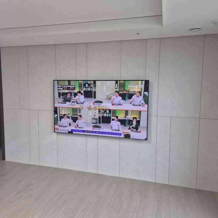 콘센트 주변 무타공 벽걸이TV