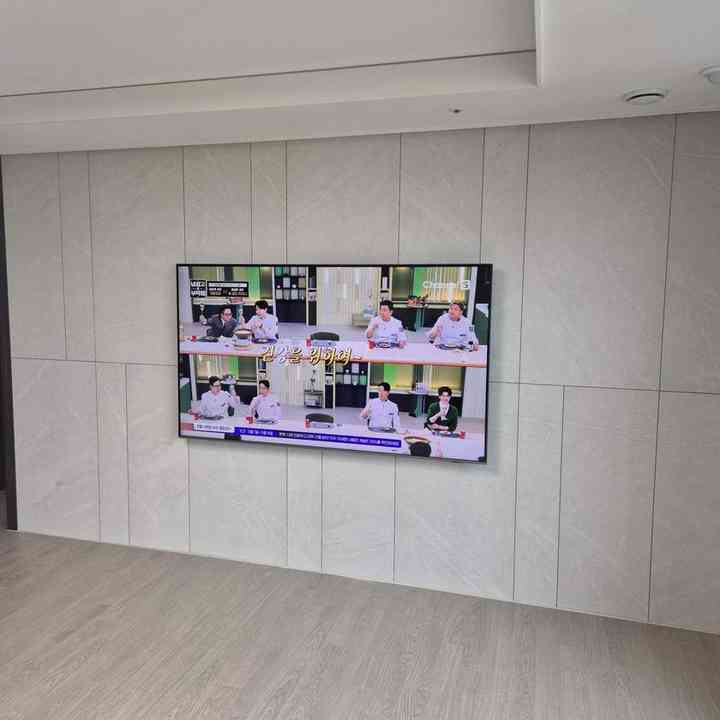 콘센트 주변 무타공 벽걸이TV
