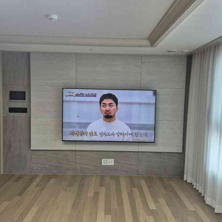 돌출부가 있는 벽 벽걸이TV 설치