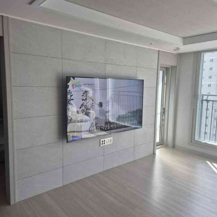 돌출부가 있는 벽 무타공 벽걸이TV