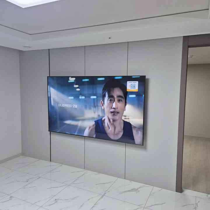 TV장 주변 무타공 벽걸이TV