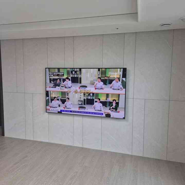 석재 마감 무타공 벽걸이TV