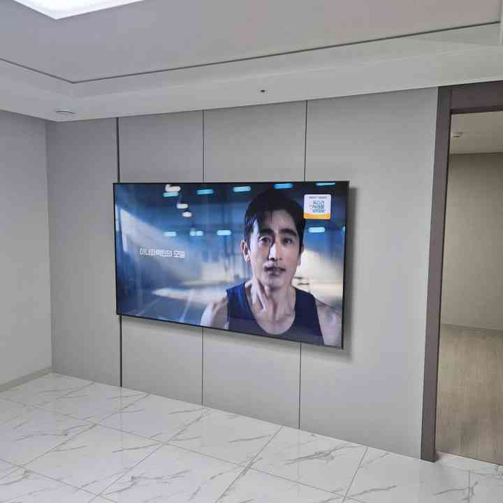 콘센트 주변 벽걸이TV 설치